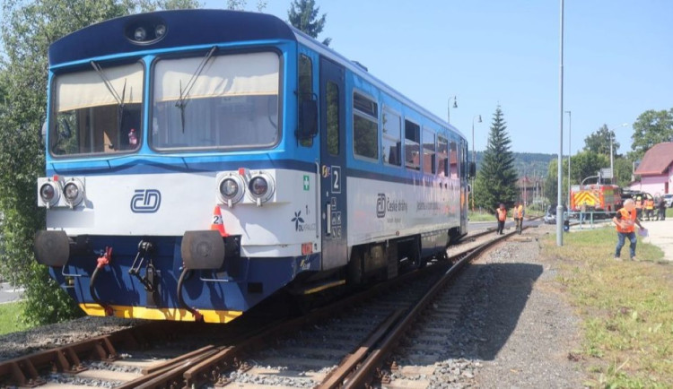 Senior vjel na přejezd v Jeseníku na červenou a srazil se s vlakem. Policie hledá svědky