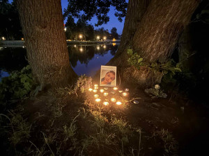 Fotka a zapálené svíčky. U Vltavy vznikl pomníček pro malou Nikolku