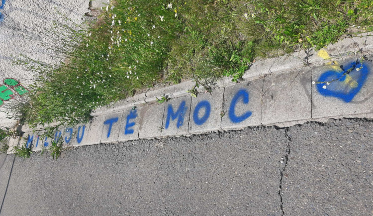 Dva zamilovaní muži na chodník v Olomouci sprejovali srdíčka. Mohou se dostat za mříže