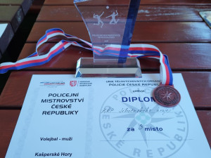 Jihočeští policisté slaví historický úspěch ve volejbale. Po 15 letech vezou medaile ženy i muži