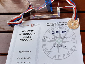 Jihočeští policisté slaví historický úspěch ve volejbale. Po 15 letech vezou medaile ženy i muži