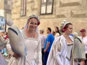 Českým Krumlovem prošel historický průvod. Nechyběli šermíři, kejklíři ani koně s kočáry.