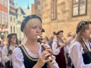 Českým Krumlovem prošel historický průvod. Nechyběli šermíři, kejklíři ani koně s kočáry.