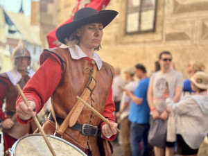 Českým Krumlovem prošel historický průvod. Nechyběli šermíři, kejklíři ani koně s kočáry.