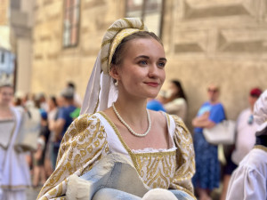 Českým Krumlovem prošel historický průvod. Nechyběli šermíři, kejklíři ani koně s kočáry.