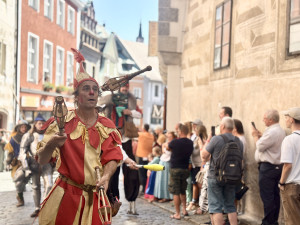Českým Krumlovem prošel historický průvod. Nechyběli šermíři, kejklíři ani koně s kočáry.