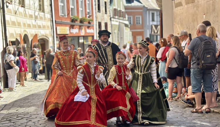 Českým Krumlovem prošel historický průvod. Nechyběli šermíři, kejklíři ani koně s kočáry.