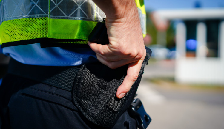 Spáchám sebevraždu policajtem, křičel muž se sekerou v ruce