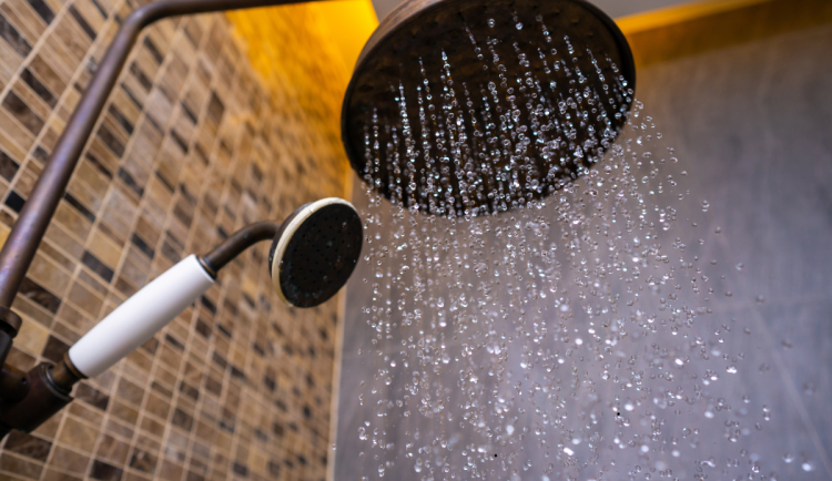 Lidé na Trutnovsku budou bez teplé vody. Dodavatel bude opravovat potrubí