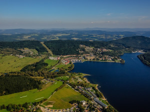 Turisté na léto plní ubytování v okolí lipenské přehrady, někde mají už plno