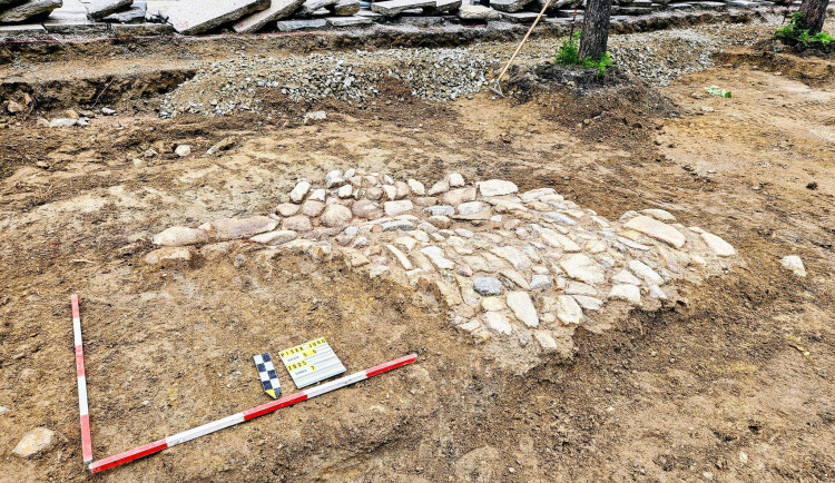 Archeologický nález přerušil opravy Jungmannovy ulice v Písku