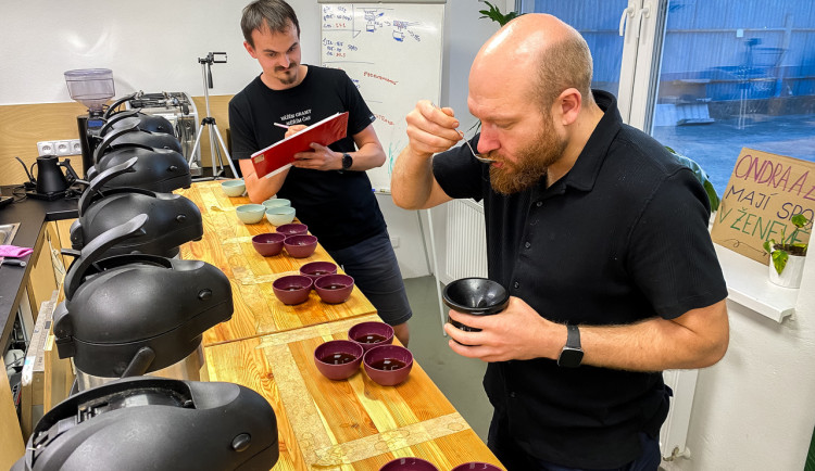 Když Ondra vyhrál, mně už nezbývalo, než obhájit taky. Dva budějčtí baristé jedou na mistrovství světa