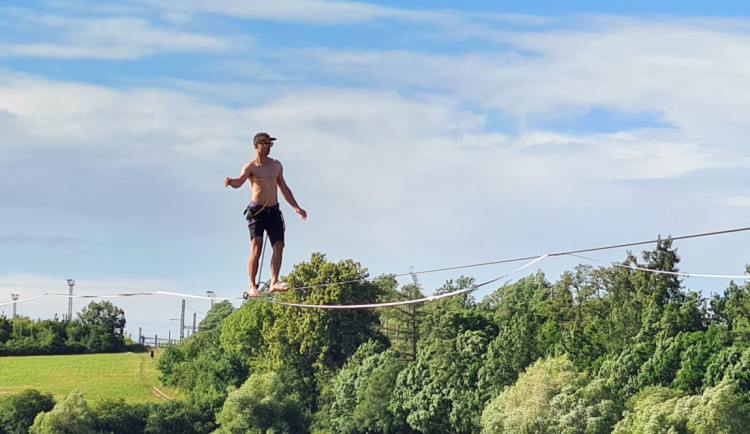 Po laně nad táborským Jordánem přešel muž vzdálenost přes 400 metrů