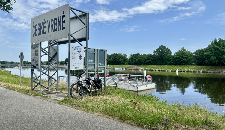 Cyklistům pomůže přes Vltavu nový přívoz, jezdit bude do konce října