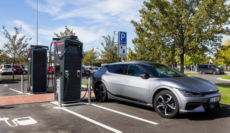 Síť dobíjecích stanic stále roste. E.ON Drive otevřel na jihu Čech dva nové huby
