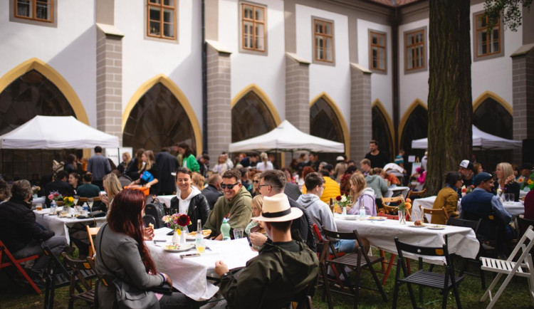 Letní kino plné chutí a filmových zážitků. Přijďte si užít začátek prázdnin do Háječku