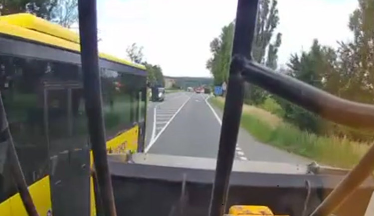 Řidič autobusu předjížděl protisměrným odbočovacím pruhem. Natočil ho svědek