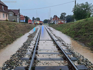 Hasiči na jihu Čech odstraňovali po bouřkách popadané stromy, voda podemlela trať