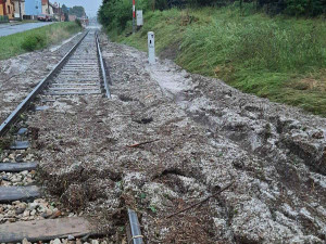 Hasiči na jihu Čech odstraňovali po bouřkách popadané stromy, voda podemlela trať