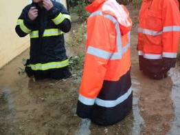 Hasiči na jihu Čech odstraňovali po bouřkách popadané stromy, voda podemlela trať