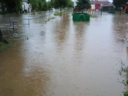 Hasiči na jihu Čech odstraňovali po bouřkách popadané stromy, voda podemlela trať