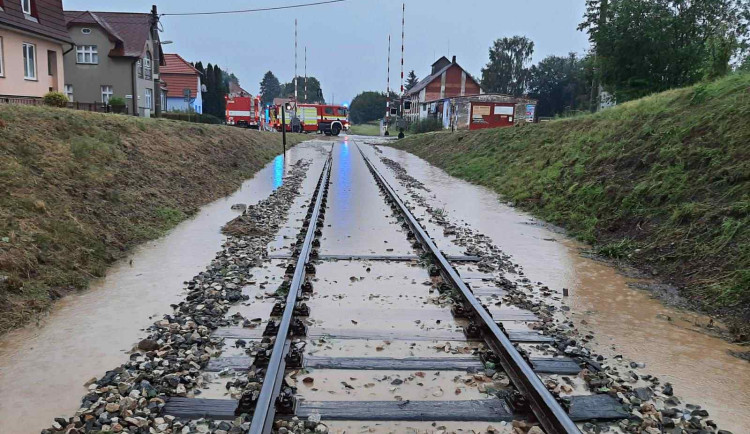 Hasiči na jihu Čech odstraňovali po bouřkách popadané stromy, voda podemlela trať