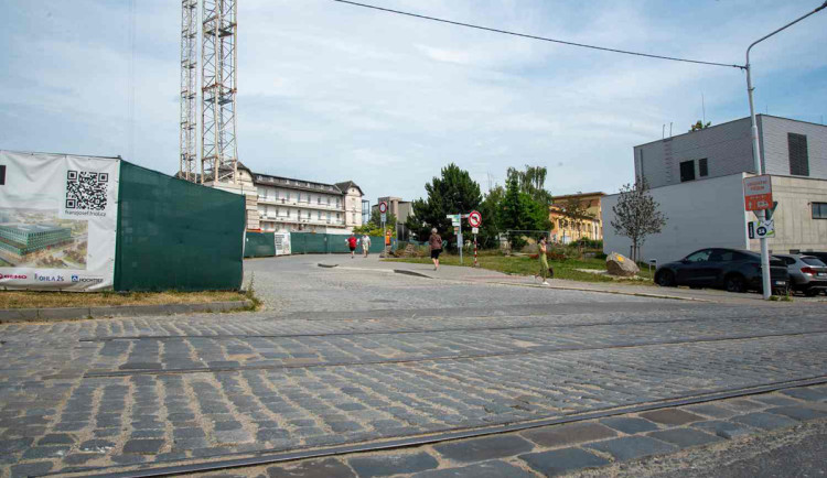 Stavba nového pavilonu B uzavře rušnou komunikaci v centrální části Fakultní nemocnice