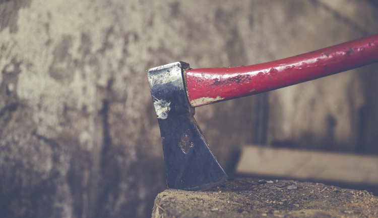 Muž v Brně hrozil sousedce sekerou, spor vznikl kvůli půjčeným penězům