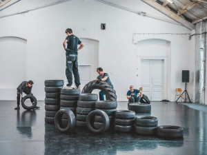 Viktor Černický spolu se svými třemi kolegy zapojí do hry balanc a pneumatiky. (Foto Jakub Dušek)