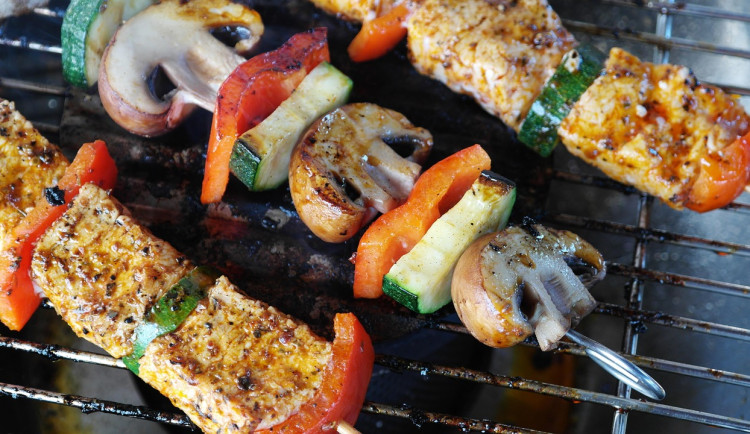 Vysoké teploty zvyšují riziko otravy z jídla, rizikové je i grilování