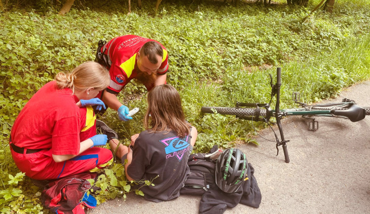 V Malé Morávce se během tří hodin zranili tři cyklisté, zasahoval i vrtulník