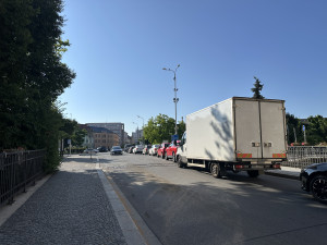 Uzavírky zablokovaly město a zkratka přes náměstí praská ve švech