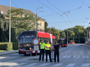 Uzavírky zablokovaly město a zkratka přes náměstí praská ve švech