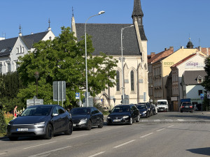 Uzavírky zablokovaly město a zkratka přes náměstí praská ve švech