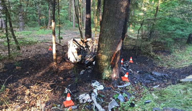 Mladý řidič zemřel po nárazu do stromu. Auto po nehodě vzplálo
