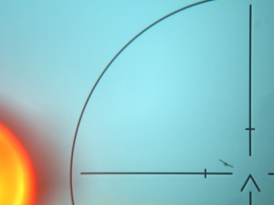 Díky zařízení IFF mód 5 vojáci bezpečně poznají, který je letoun je vlastní a který cizí (pohled na letoun přes zaměřovač protiletadlového kompletu).