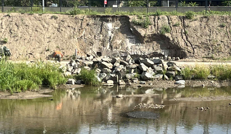 FOTO: Brněnská náplavka se sesunula. Protipovodňové úpravy, uklidňuje magistrát