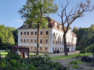Zubožená zvířata nahradí dinosauři. Plány se zámkem v Chlumu pokračují i navzdory vyšetřování