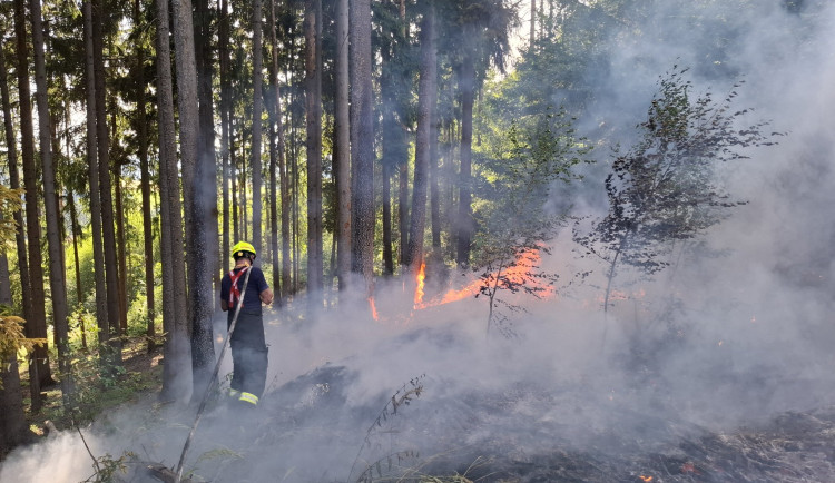 U Bludova hoří les. Zasahuje vrtulník i dron s termokamerou