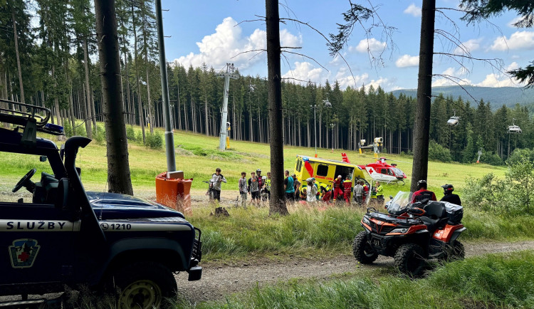 Cyklista se zranil v bike parku na Bruntálsku, do nemocnice ho transportoval vrtulník