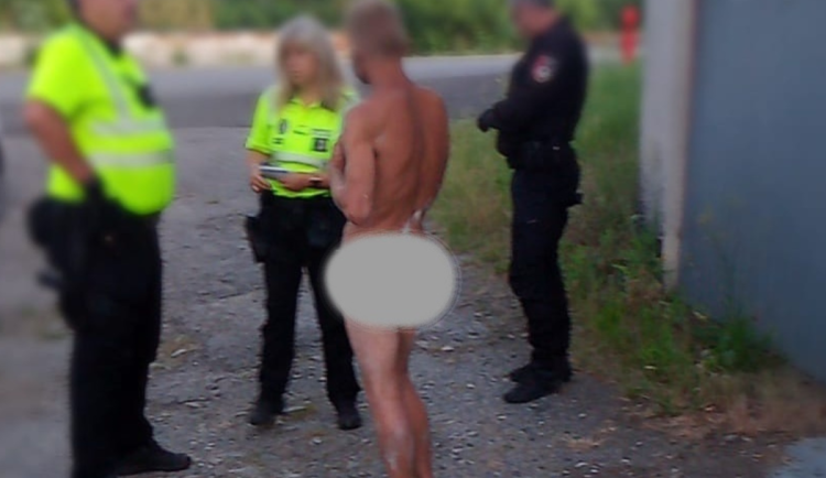 Nahý muž se v Táboře pokoušel prorazit hlavou zeď. Utekl z nemocnice