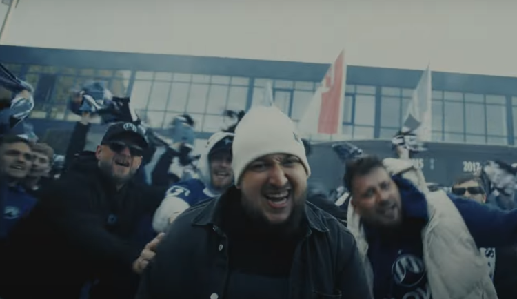 Slovan Liberec představil novou hymnu Modrobílá krev. Reakce fanoušků se různí