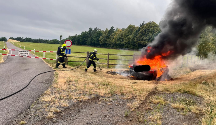 V Kunraticích na Frýdlantsku hořelo nad ránem auto, uvnitř nikdo nebyl