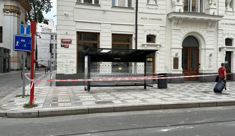 Případ smrti muže po pádu římsy na Lazarské odložili. Na vině jsou stavbaři z 19. století