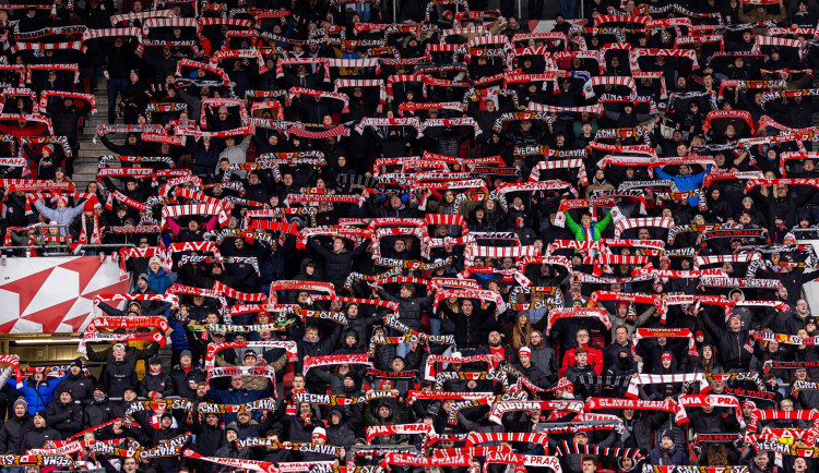 Slavia nesmí mít na úvod Ligy mistrů plný stadion, je to trest za rasismus fanoušků