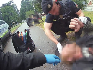 Drama na Sokolském ostrově, strážníci resuscitovali opilého výtržníka