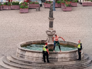 Z kašny si udělal bazén. Mladého plavce vykázali strážníci