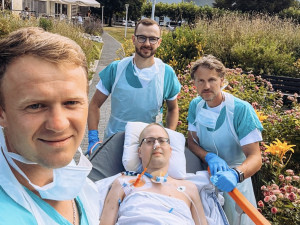 Po měsíci v umělém spánku poprvé na vzduch. Zdravotníci potěšili pacienta výletem