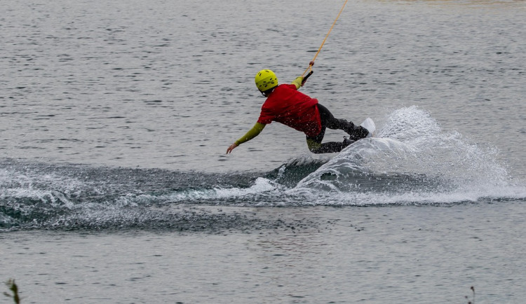 Na Jordánu bude Wake park, bude nabízet jízdu na wakeboardu a vodních lyžích