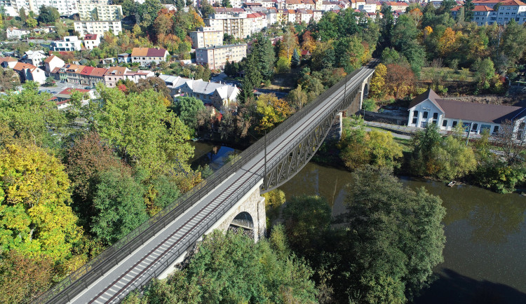 Kvůli opravě železničního mostu v Táboře začíná výluka na trati do Bechyně